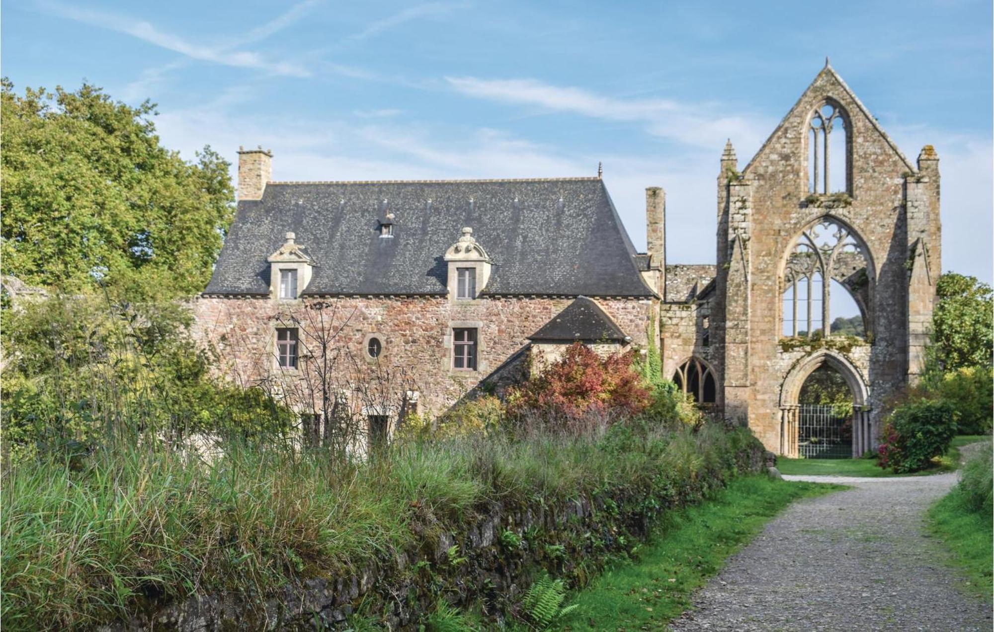 Lovely Home In Le Faouet With Kitchen Buitenkant foto