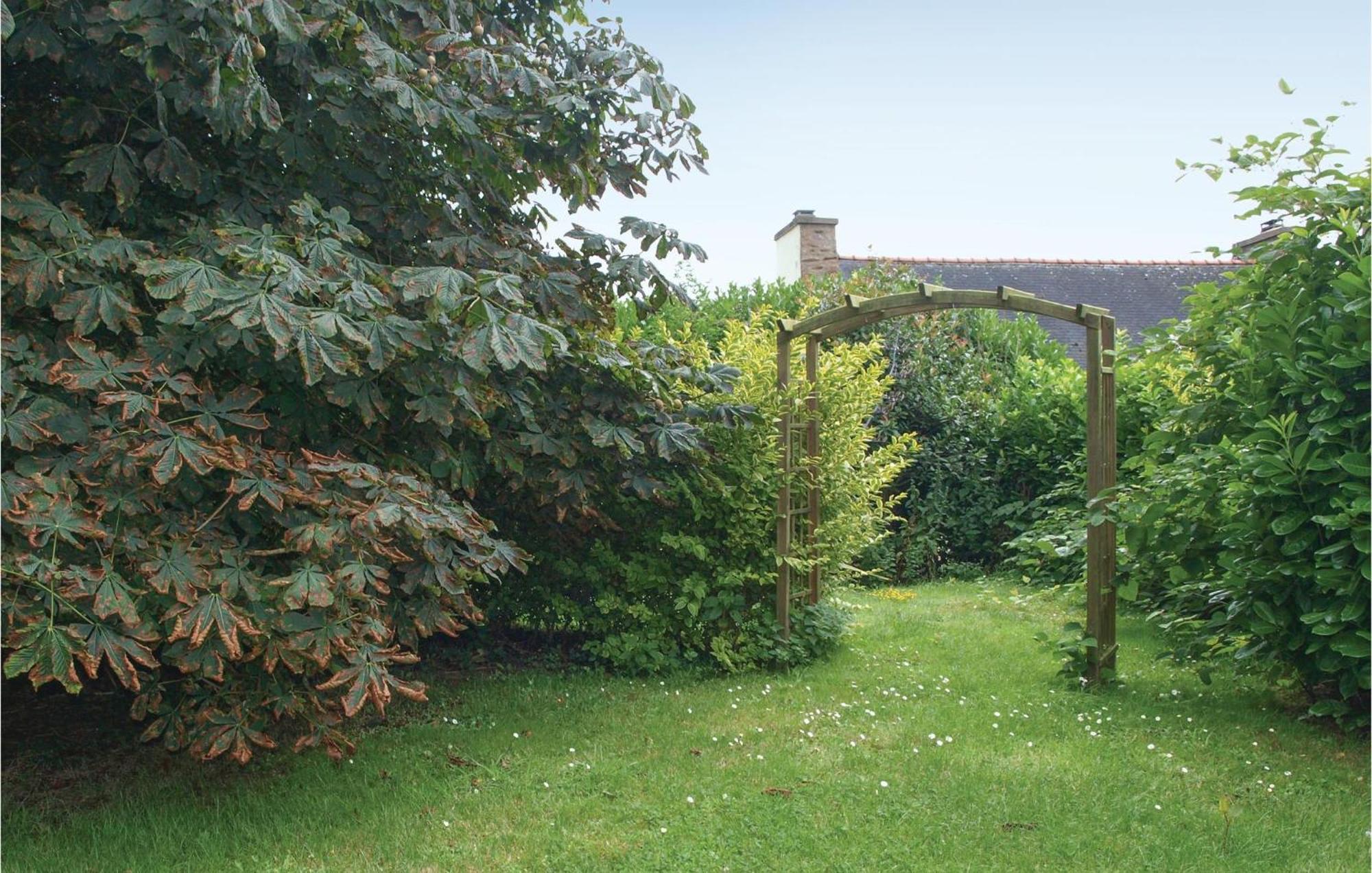 Lovely Home In Le Faouet With Kitchen Buitenkant foto